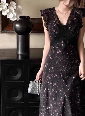 黑色蕾丝拼接碎花连衣裙夏季度假风法式气质独特漂亮斜裁掐腰长裙