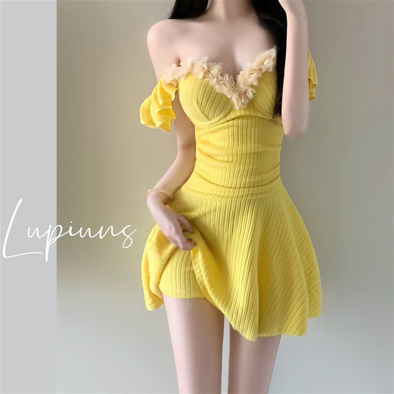 连体泳衣女新款高级感奶黄色平角裙式遮肚显瘦小胸聚拢保守游泳衣