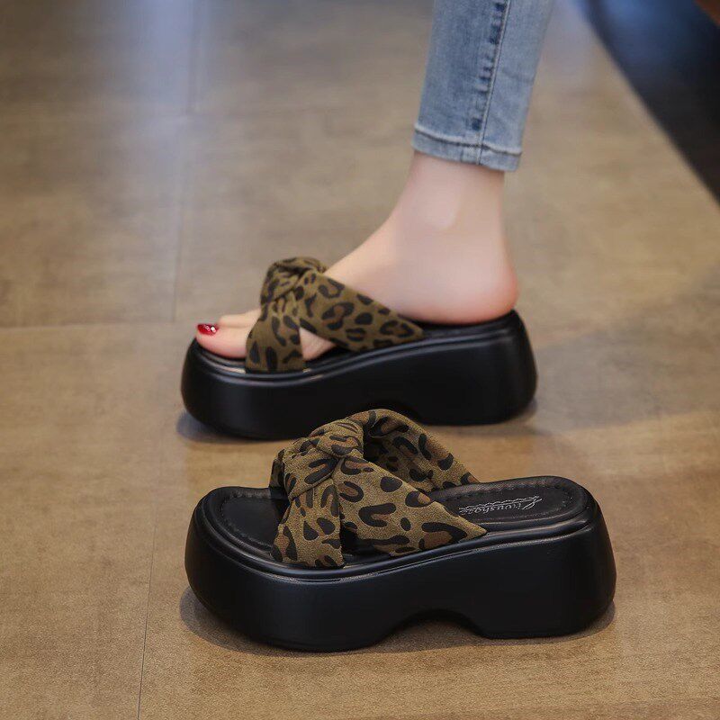 高级感厚底凉g拖鞋女夏外穿2025新款时尚气质豹纹松糕高跟沙滩凉