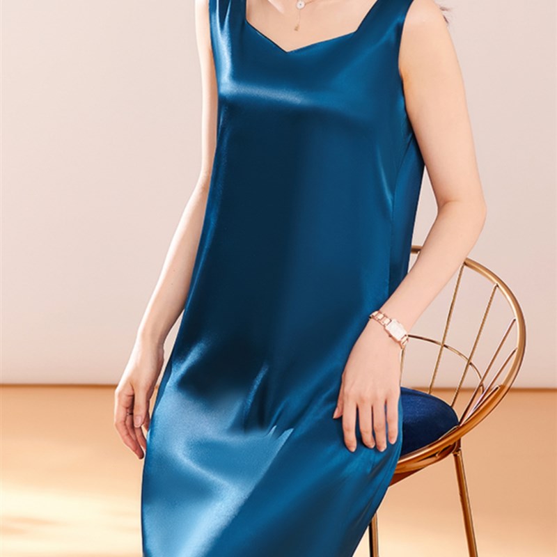 白色吊带连衣裙女装2024新款大码真丝缎面中长款方领背心打底裙子