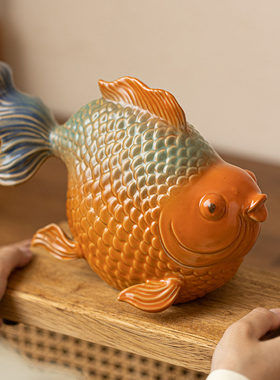 陶瓷鱼摆件一对招财家居客厅酒柜电视柜装饰品办公室桌面亲吻鲤鱼