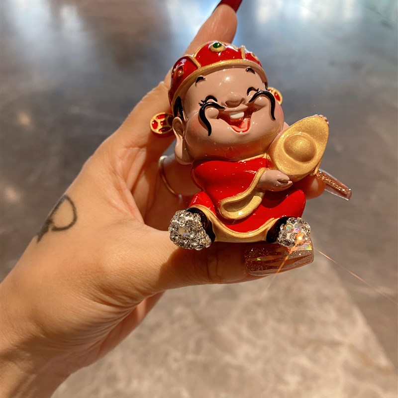 创意个性公仔汽车摆件高颜值轻奢镶钻财神爷车载中控台装饰品网红