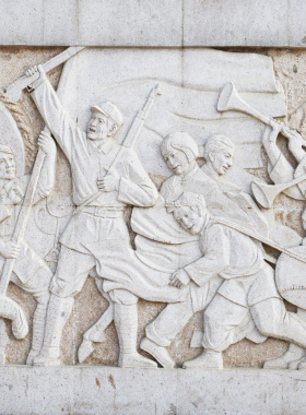 大庆油田工人物浮雕玻璃钢仿铜雕塑园林景观劳动主题文化背景墙