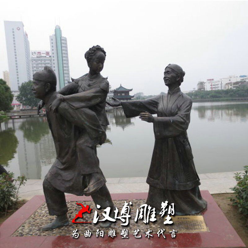 定制玻璃钢仿铜人k物雕塑背媳妇雕像城市广场公园林步行街景观铜