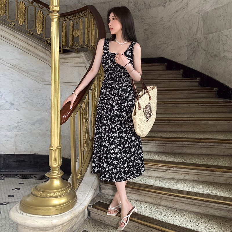 黑底碎花连衣裙茶歇法式黑色吊带裙高级感宽肩带高腰夏季收腰裙子