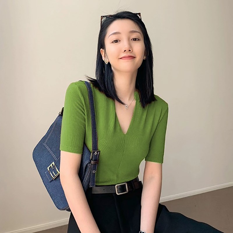 2024秋季新款红色V领针织衫女修身显瘦短袖心机气质薄款中袖上衣