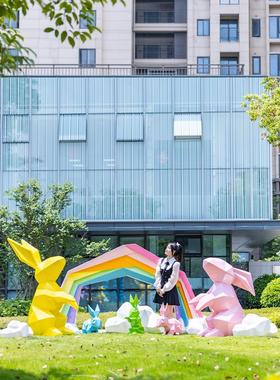 户外园林景观玻璃钢几何兔子雕塑云朵彩虹小区售楼部草坪饰品摆件