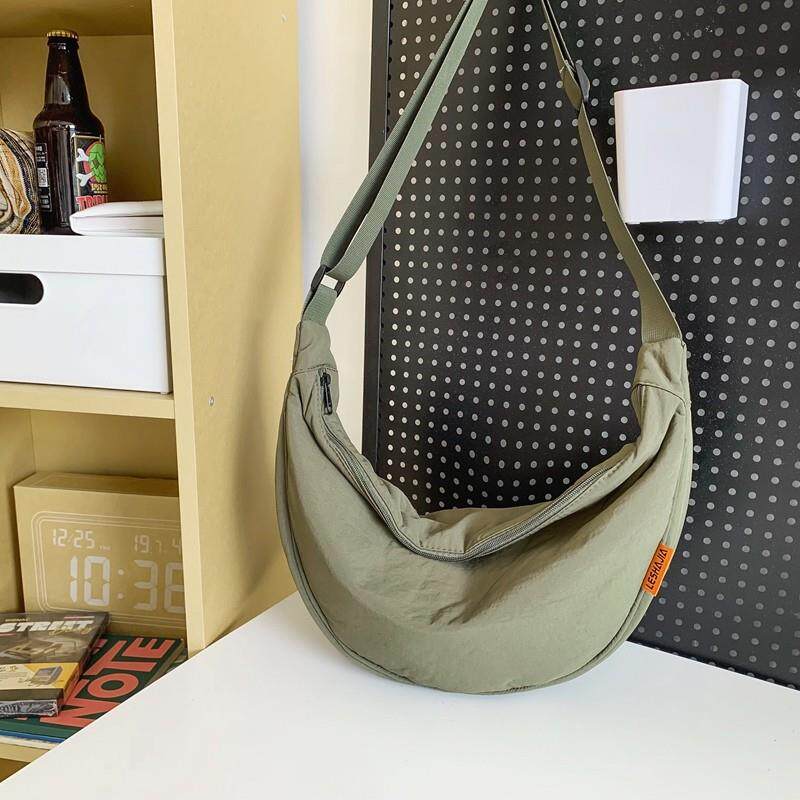推荐单肩包男款日系潮牌百搭大学生休闲斜挎包轻便简约饺子包大号