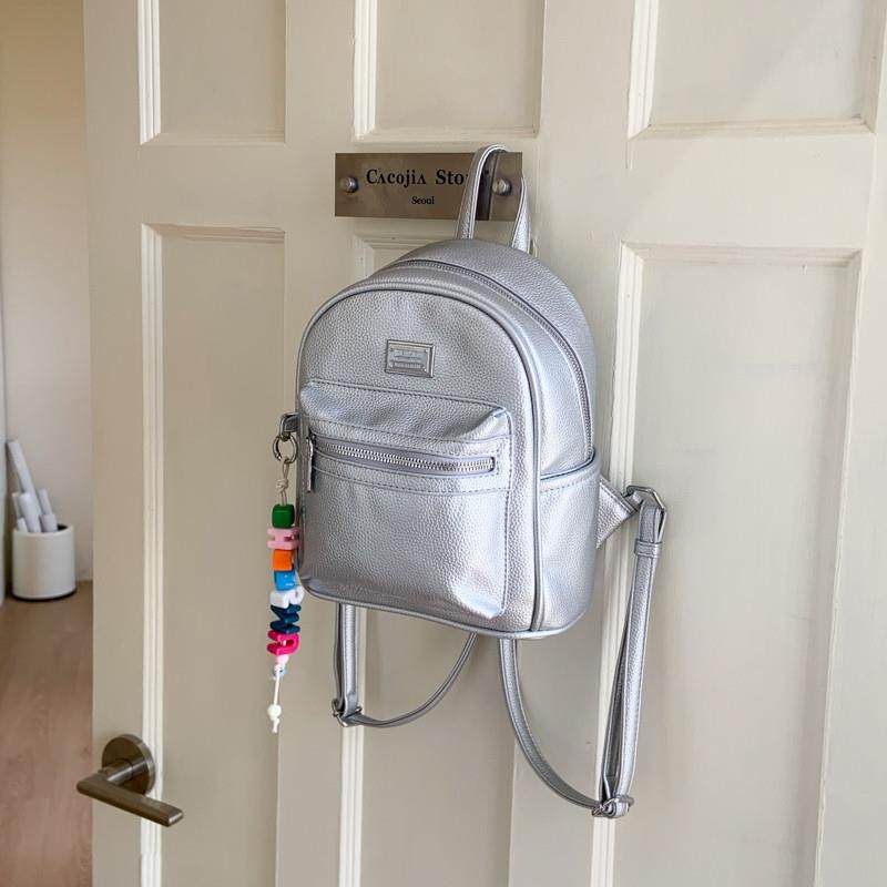 推荐高级感银色女式双肩包2025新款时尚出游旅行百搭后背包超火小