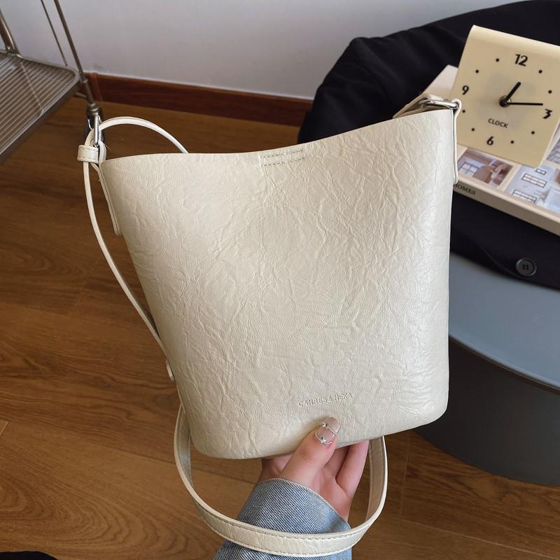 推荐纯色流行包包2024年春