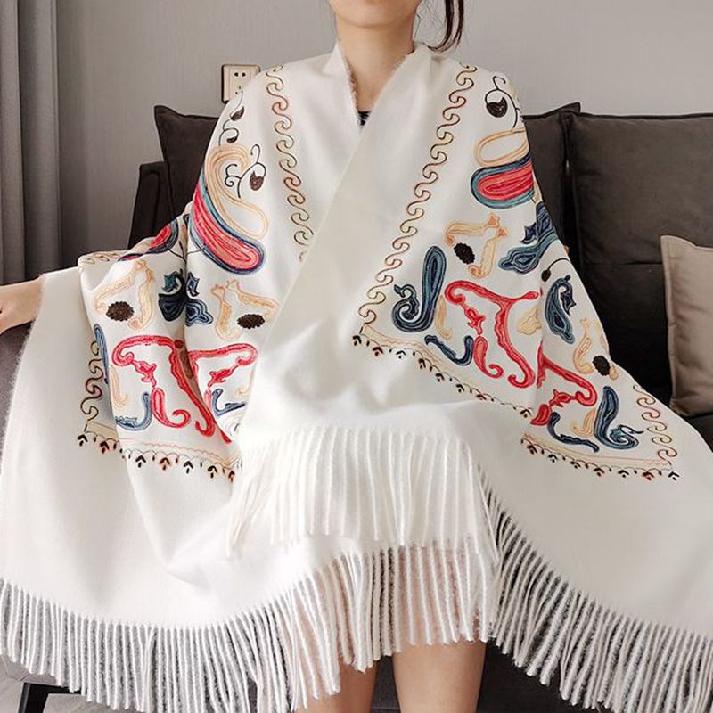 刺绣披肩民族风加厚围巾新疆旅游披风女秋冬保暖超大百搭时尚