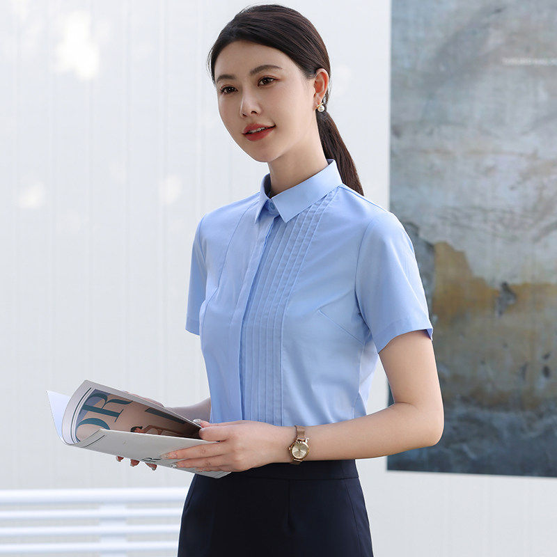 小个子蓝色衬衫女职业装