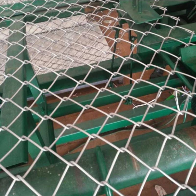 护栏网铁丝网防护网热镀锌勾花网菱形围栏果园圈地球场围网隔