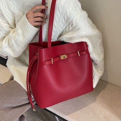 红色包包女2024新款婚包日常可用大容量单肩水桶包婚礼结婚新娘包