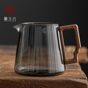 馨玉坊菸灰玻璃公道m杯高档分茶器胡桃木把加厚耐热倒茶杯大号茶