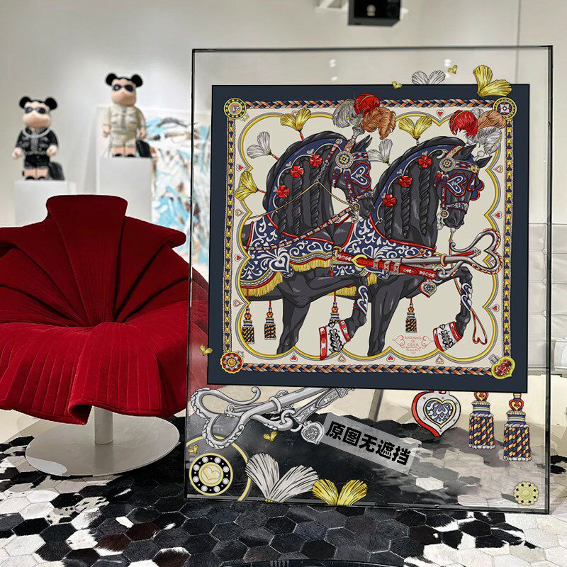 压克力丝巾挂画仕甜蜜的鞍具透明装裱定制装饰画办公室高级感壁画