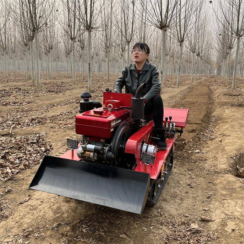 乘坐式履带旋耕机水田50马力大棚开沟施肥播种小型农用旋耕机
