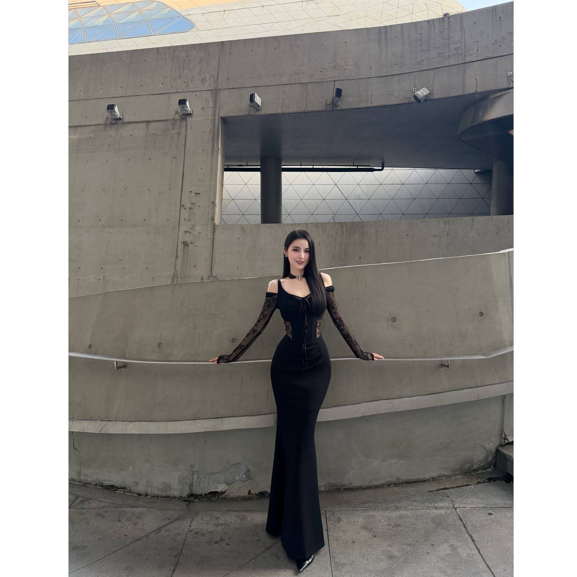 BETTERME鱼骨收腰蕾丝连衣裙