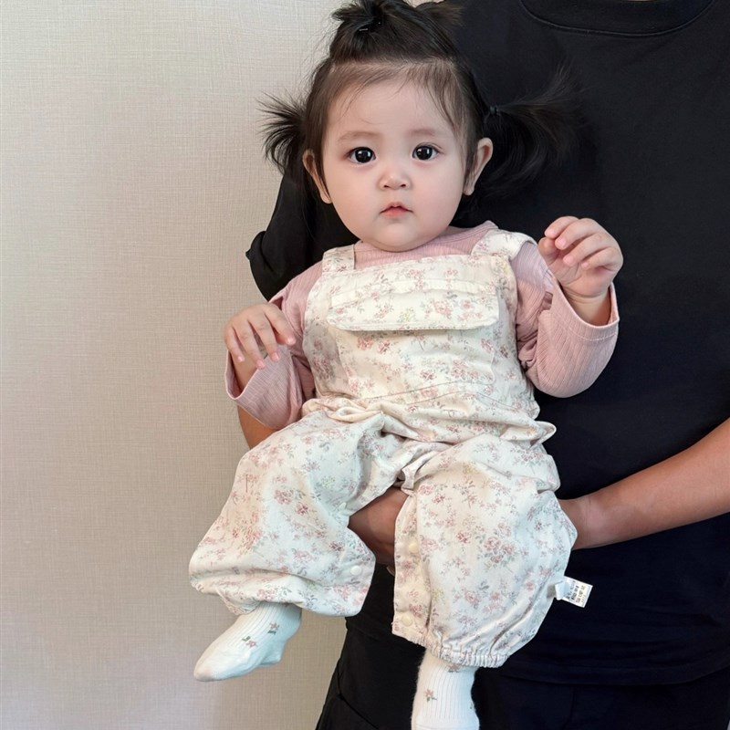 宝宝初秋套装甜美韩系婴幼儿碎花背带裤洋气时髦小飞袖打底两件套