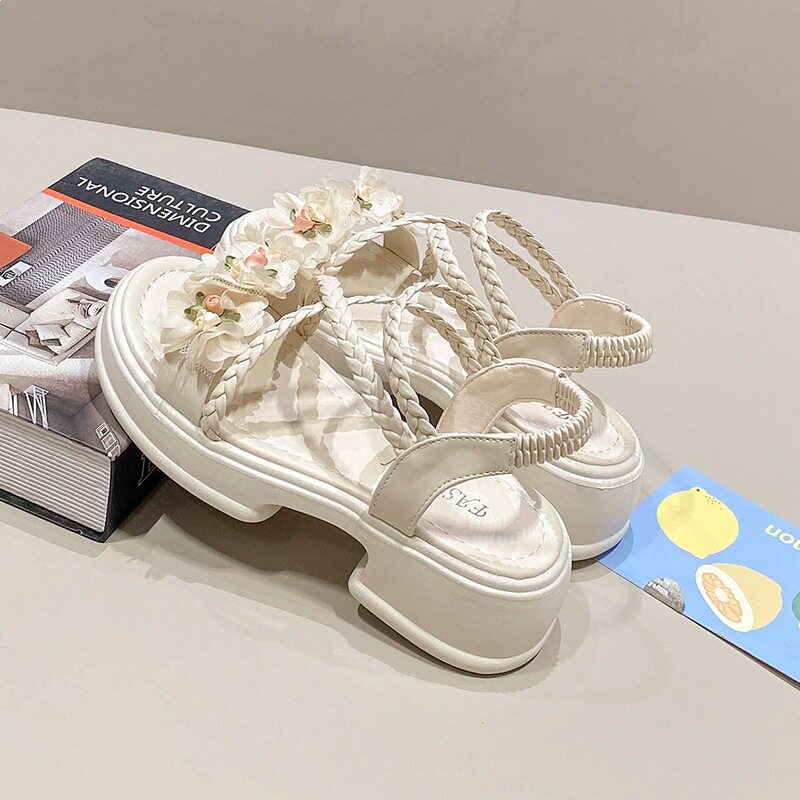 配裙子花朵凉鞋女2026夏季新款仙女风百搭厚底法式坡跟平底罗马鞋