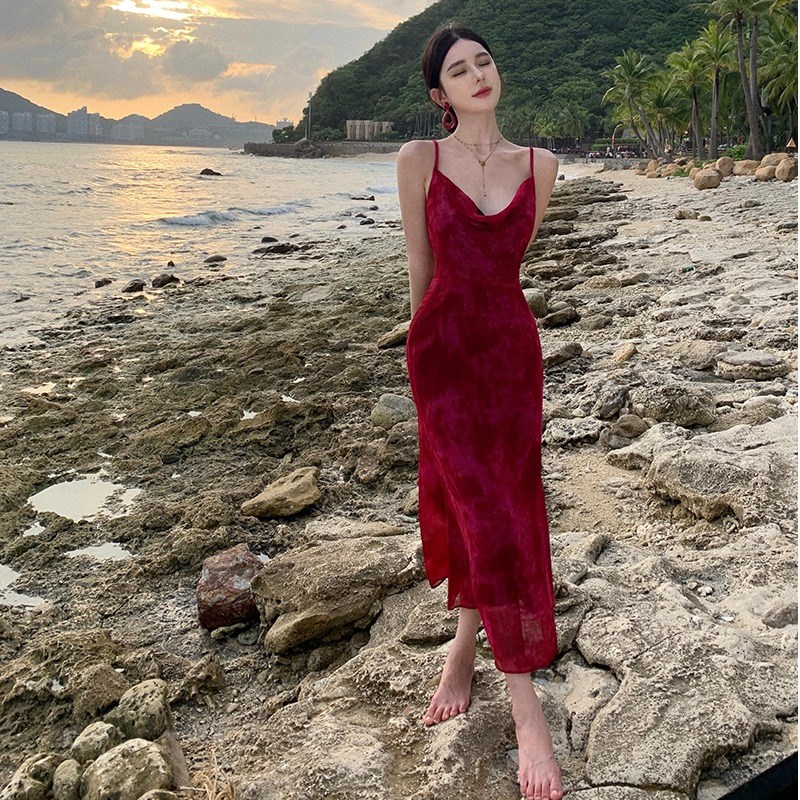 红色性感度假风吊带连衣裙法式轻奢小众夏季气质生日宴会礼服长裙