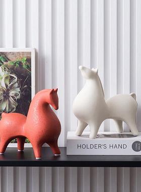 简约红马陶瓷摆件北欧轻奢抽象创意家居样板房办公室客厅玄关饰品