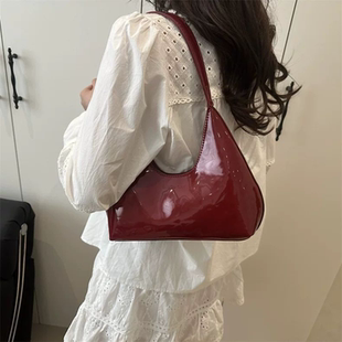 2025新款 设计百搭单肩洋气纯色复古亮面小方质感腋下包包 气质时尚