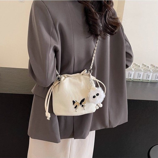 夏天小包包女新款高级感小众设计师链条斜挎包时尚百搭爆款水桶包