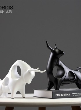 北欧现代简约黑白牛摆件客厅电视柜酒柜书房办公室招财装饰品摆设