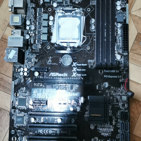 8片华擎B85豪华主板 型号：擎网悍将 B85iCafe4（