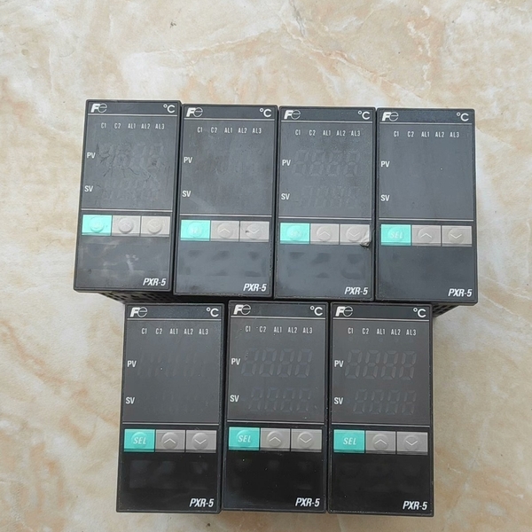 议价富士温控器PXR5TEY1-8W000-C  5个