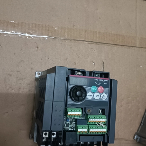 三菱D700变频器FR-D740-0.75K-CHT 实物图