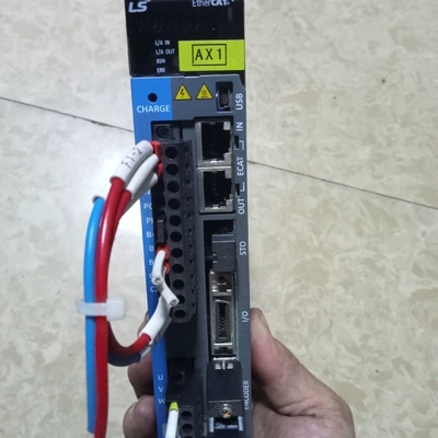 L7NHA004U伺服驱动器功能正常实物图（请询价）