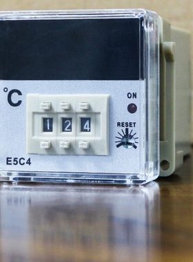 E5C4-R20K 温控仪 数显温度表 温控器 K型0-399℃ 恒温控制器E5C2