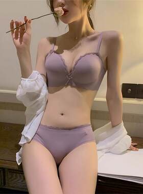 采购产品无缝内衣的妇女