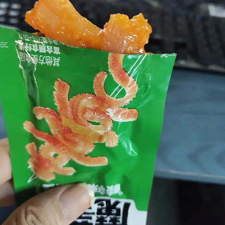 【新款加量】卫龙魔芋爽42+9g袋装素毛肚香辣味辣条解馋零食