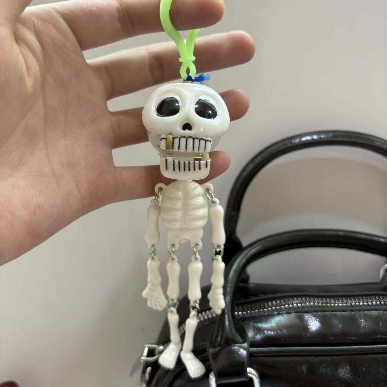 趣味拉线搞笑挂件背包骷髅头钥匙扣包包挂扣学生万圣节玩具小礼物