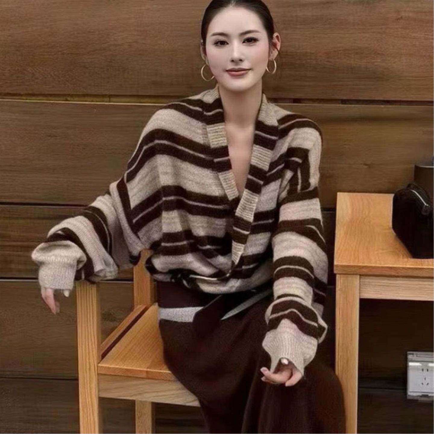 2026春季新款交叉高级感大女主气场巨好看咖色条纹针织上衣淑女风