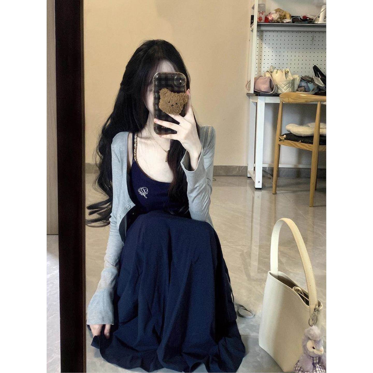 法式赫本风蓝色吊带连衣裙子女秋季2026新款巨好看的掐腰长裙套装