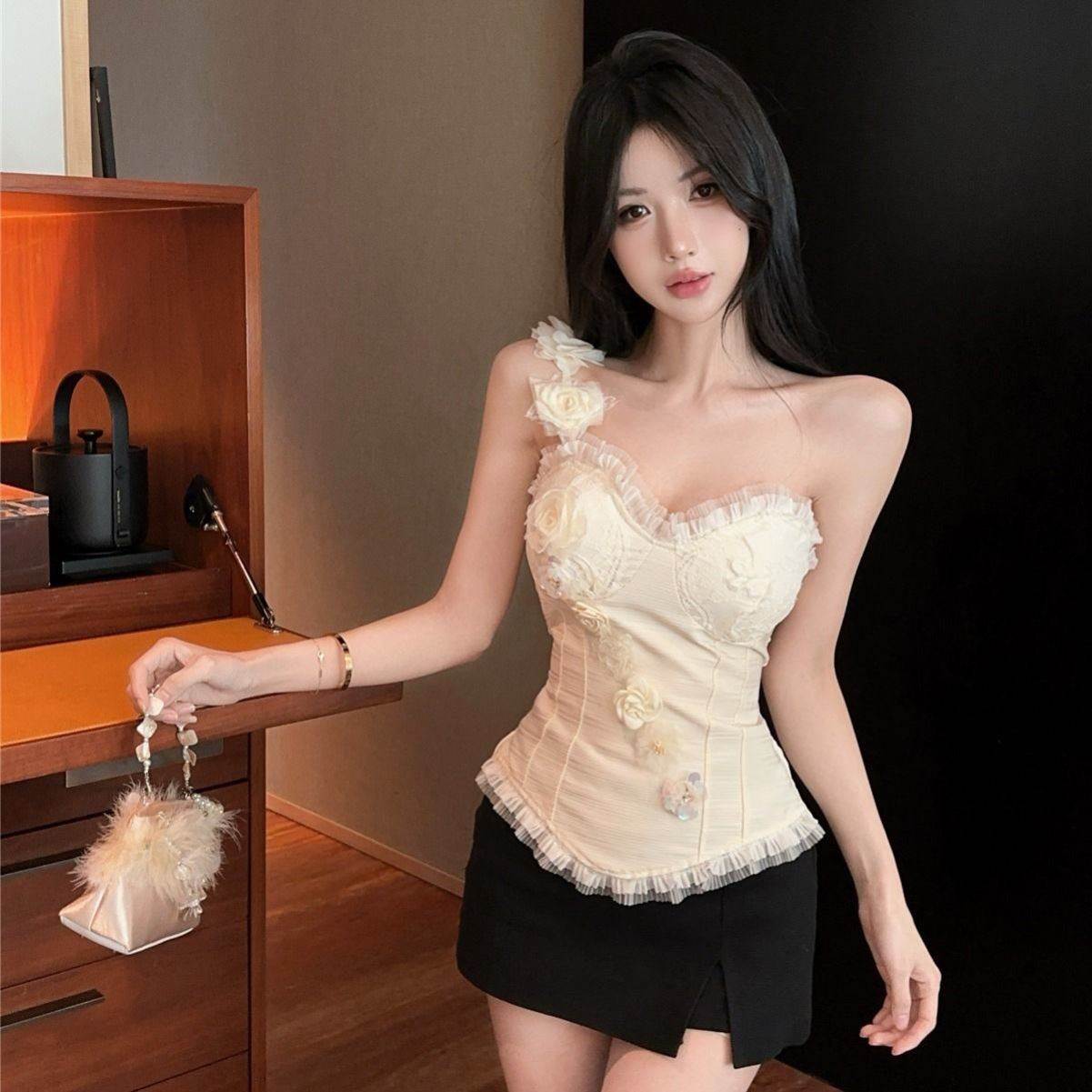 杏色斜肩抹胸精致绝美花朵背心设计感鱼骨收腰上衣带胸垫百搭