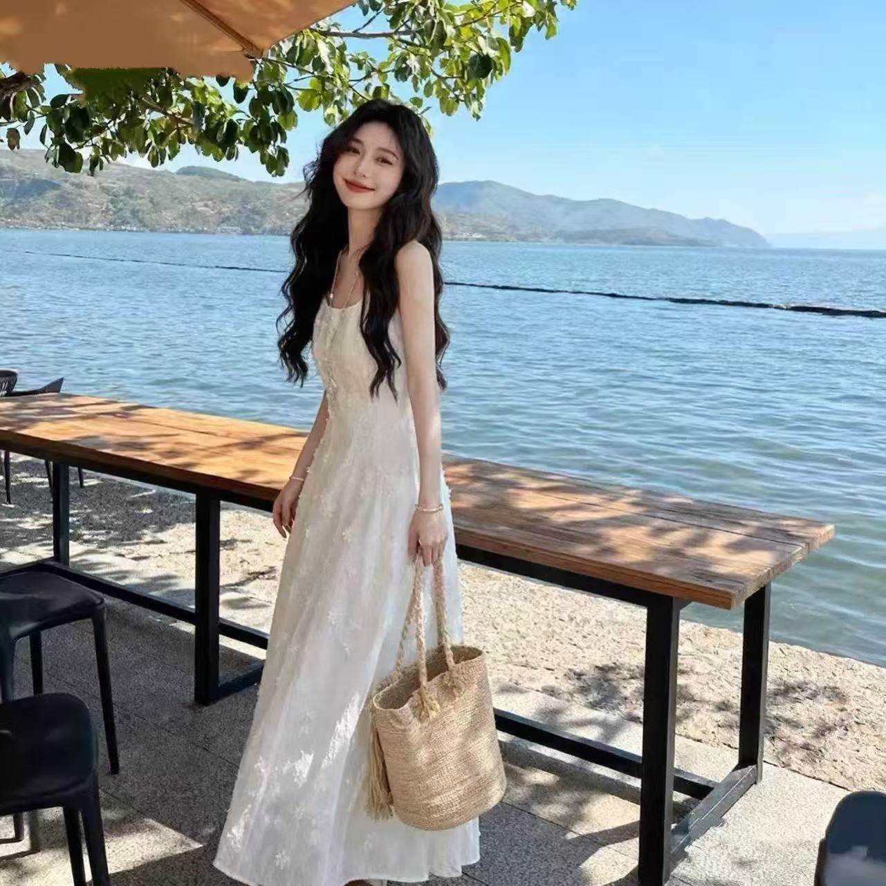 海边度假收腰背心长裙轻奢气质法式U领绣花白色无袖连衣裙女春夏