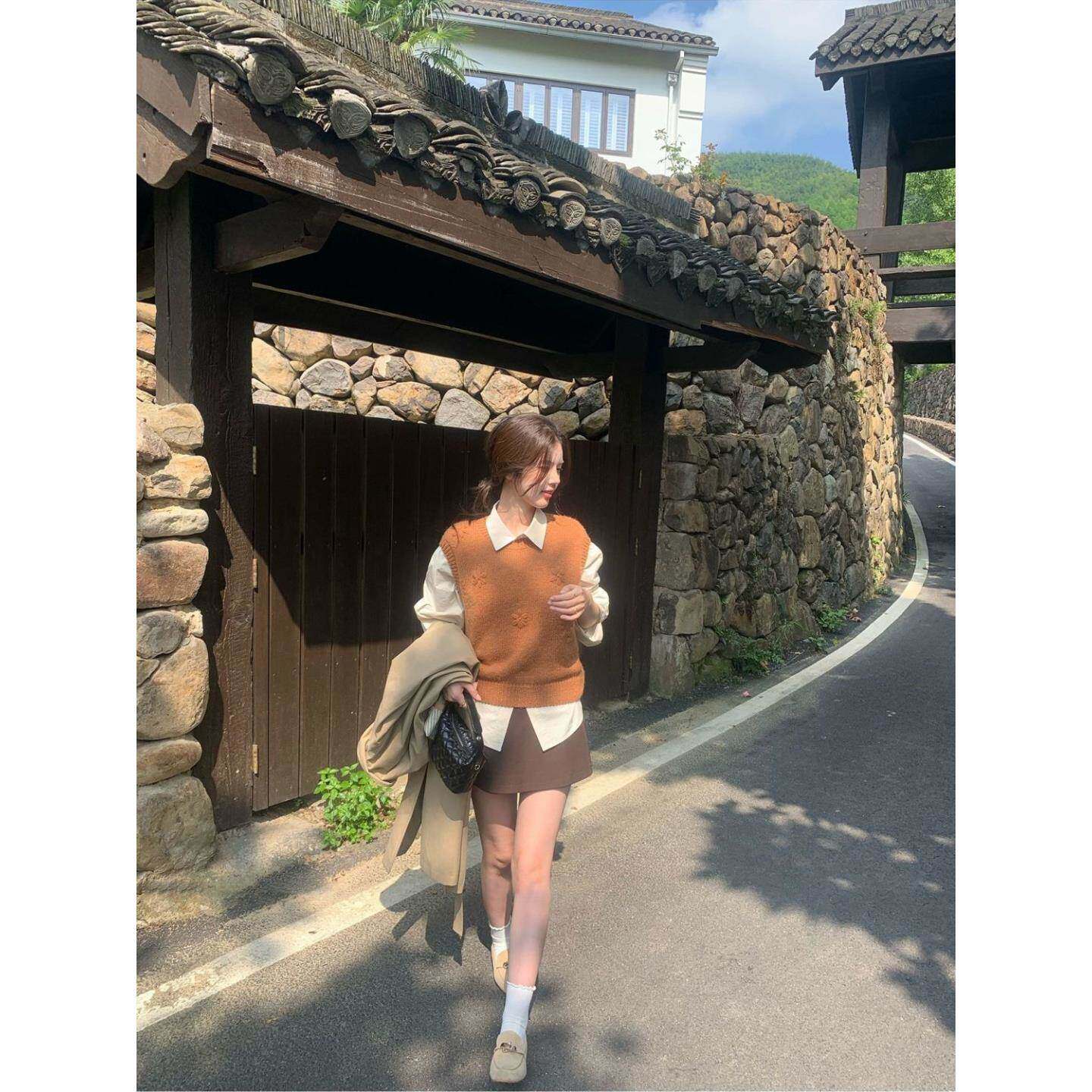 杏色刺绣宽松长袖衬衫女春秋新款简约通勤韩版学院风减龄上衣