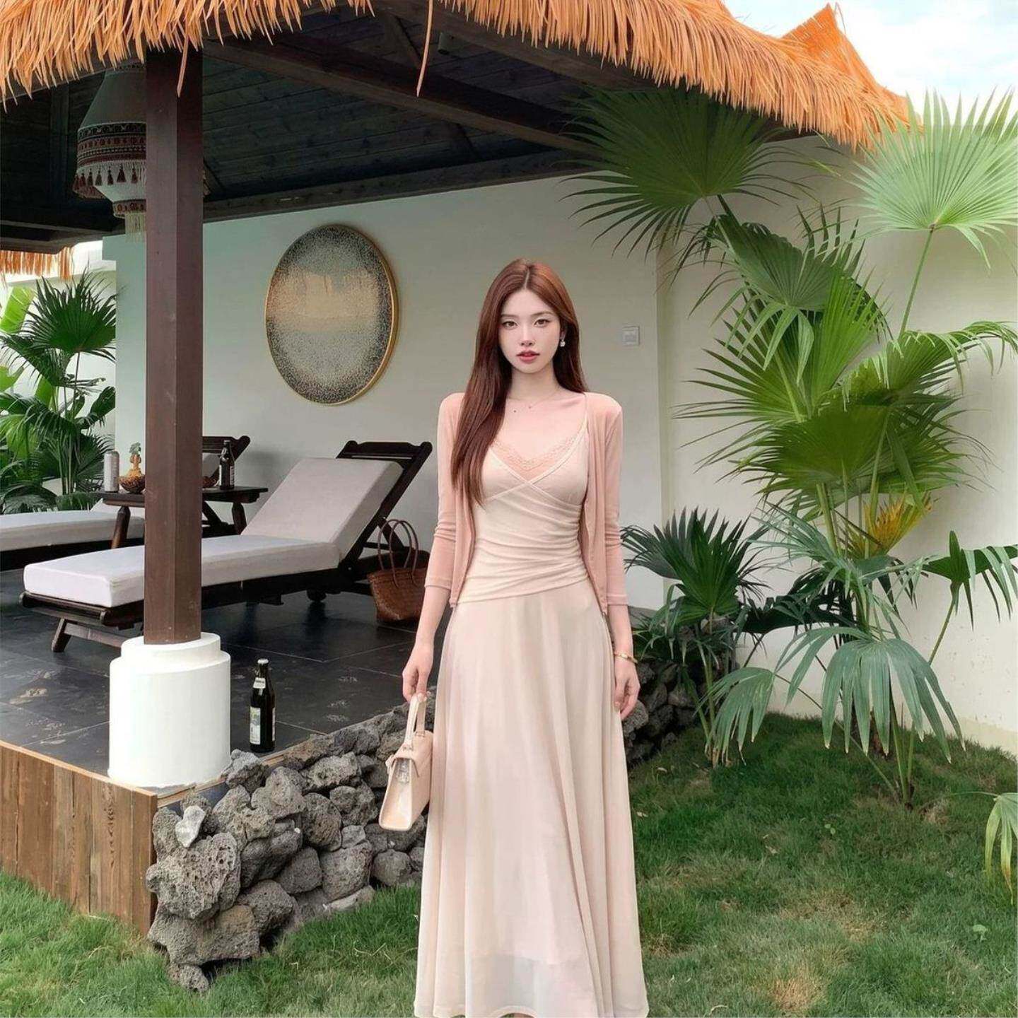 粉色款蕾丝温柔吊带连衣裙女2026秋春季新款杏色收腰A字大摆长裙
