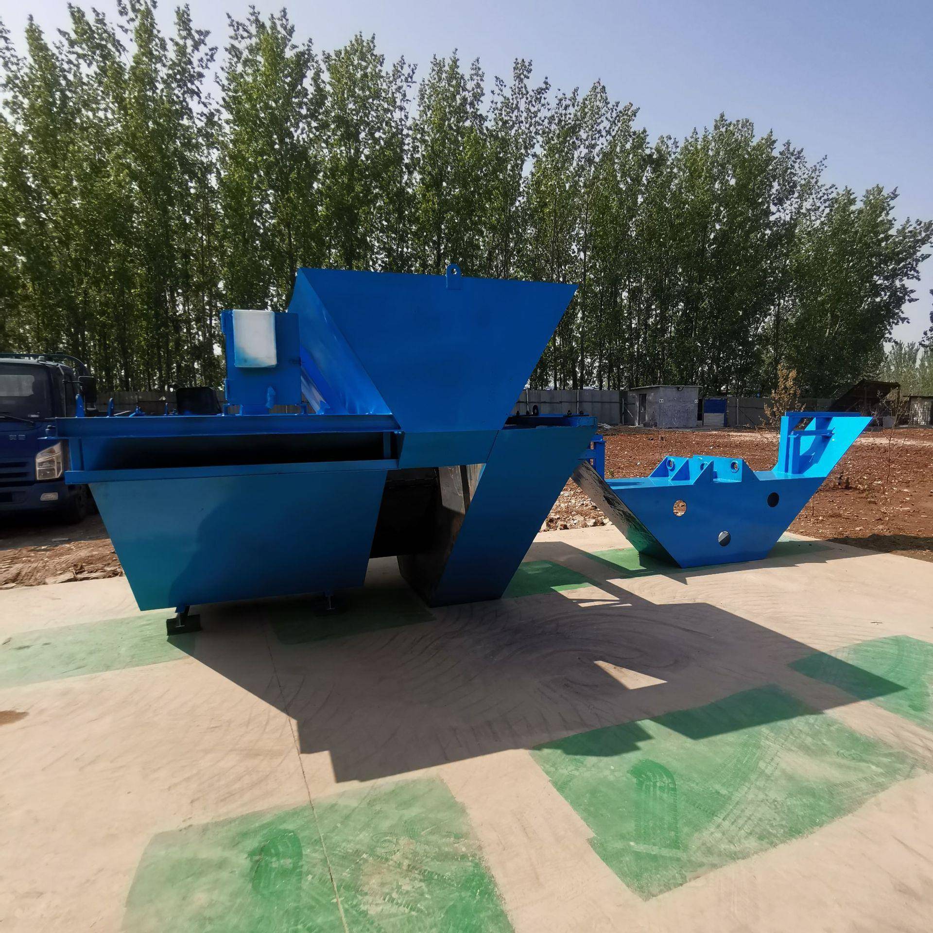 新款渠道滑模机减少工时成型美观一次成型自行走渠道衬砌机