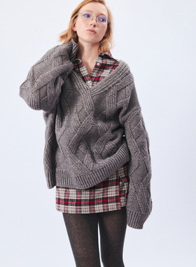 1C00M4复古V领白色羊毛绞花毛衣紫色针织衫冬季手工编织麻花灰色