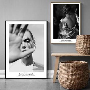 黑白人像摄影卧室床头装饰画现代人物直播间背景摆台小众艺术挂画
