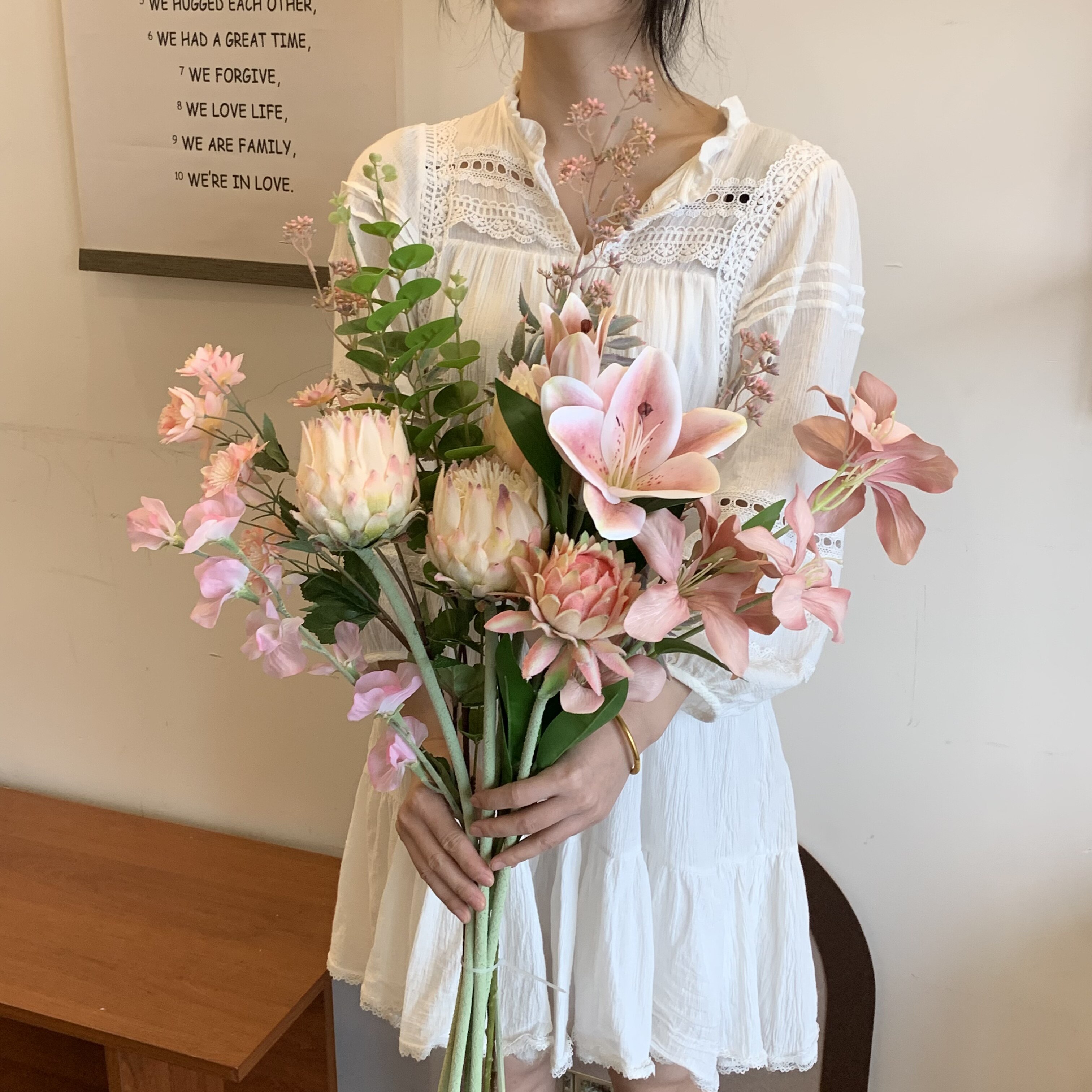 粉色帝王花冷门花材合成一束花束