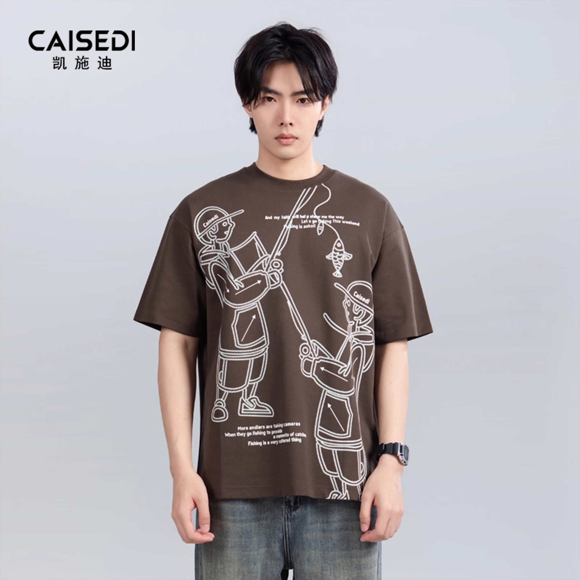 凯施迪咖色圆领卡通人物短袖T恤