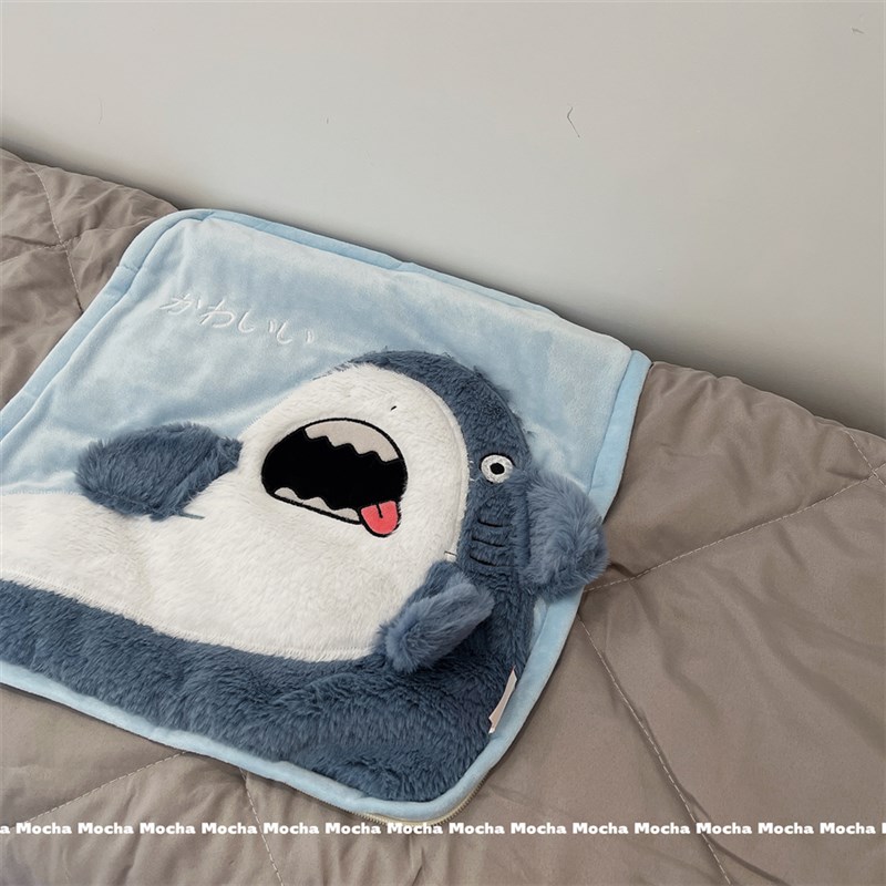 可爱鲨鱼抱枕被子两用办公室午睡小枕头车载毯子汽车内车用折叠冬