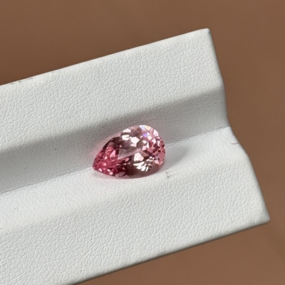 樱花粉培育蓝宝石裸石水滴梨形8x12mm彩宝 K金吊坠银戒指首饰主石